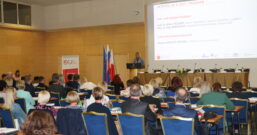 Udeleženci konference XXX. Dnevi slovenske uprave in ministrica za javno upravo