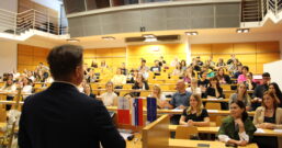 študenti 2. stopnje na Fakulteti za upravo poslušajo nagovor dekana