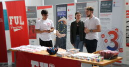 Študenti na stojnici FUL Povezani